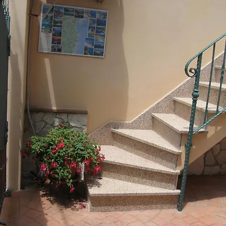 Issicoro Oda ve Kahvaltı Baunei