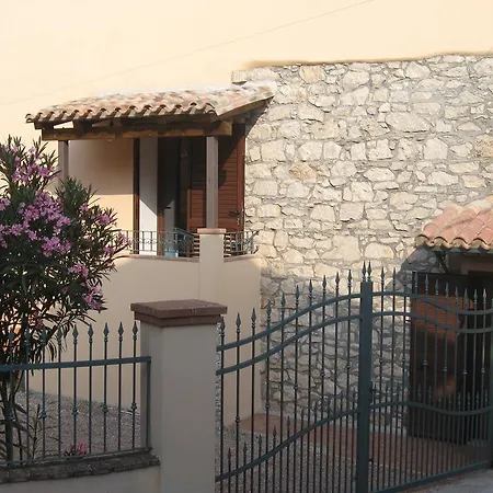 Issicoro Oda ve Kahvaltı Baunei